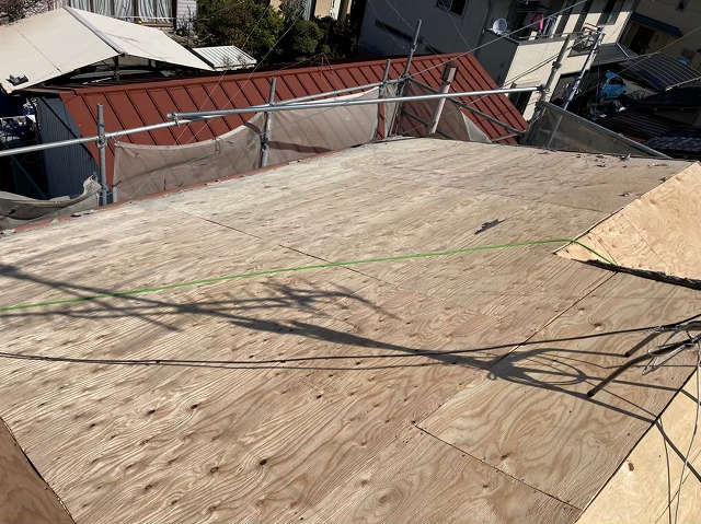 構造用合板が屋根に敷き詰められている